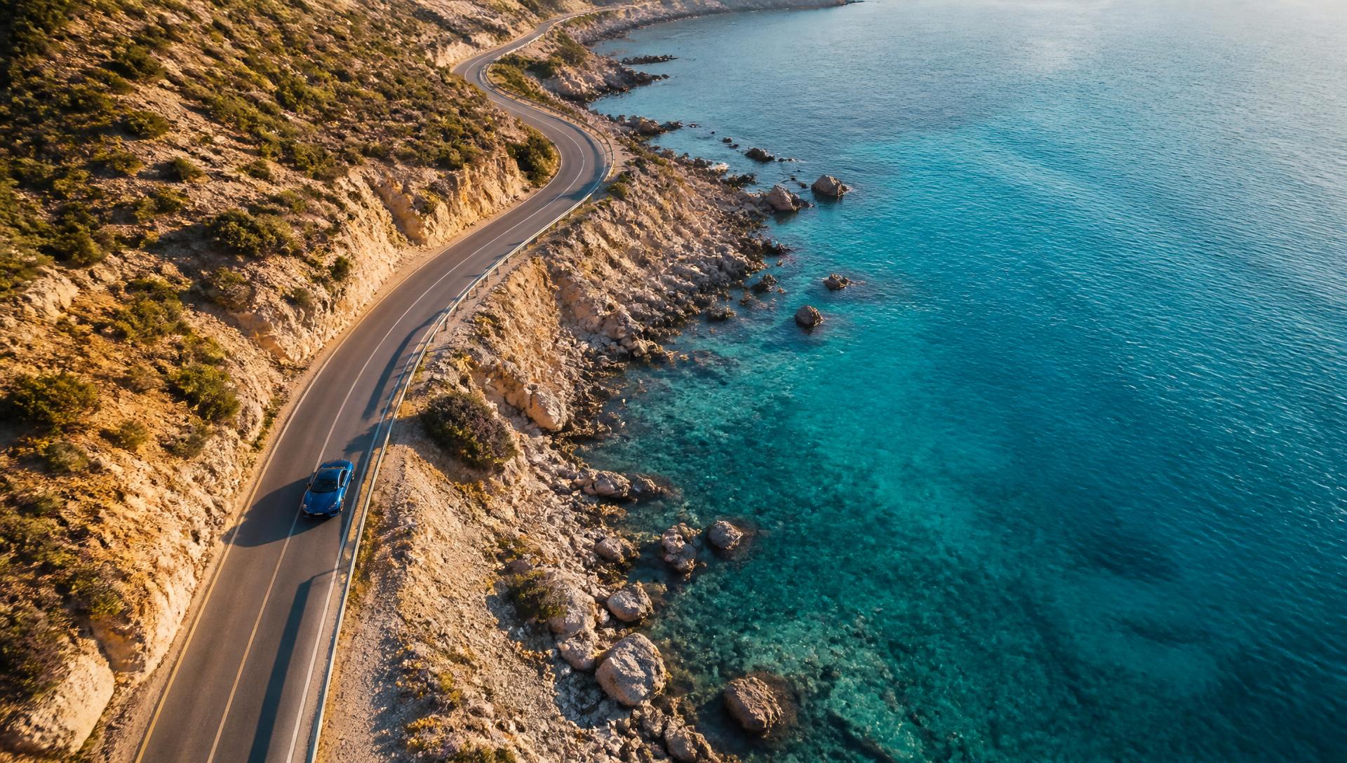 Kuzey Kıbrıs sahil yolunda 4K drone ile çekilmiş araç görüntüsü